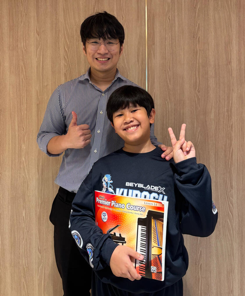 รูปครูไอซ์สอนเปียโนกับนักเรียน